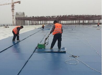 HDPE防水板的焊縫施工現(xiàn)場(chǎng)